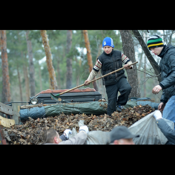 Київ. Суботник у парку «Перемога» (Дніпровський район, біля метро «Дарниця»).