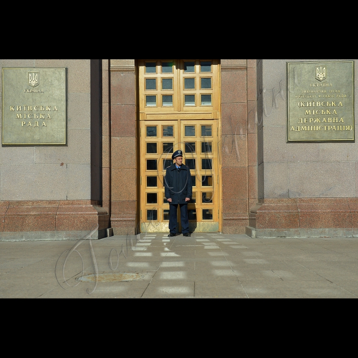 Біля КМДА  представники територіальної громади та протестних груп м. Києва зібралися на Київське віче, під час якого запропонують депутатам Київської міської ради саморозпуститися після 2 червня, а також завітають «на чай» до голови Київської міської державної адміністрації Олександра Попова для того, щоб переконати останнього піти у відставку добровільно.  На Київському віче буде також оприлюднено чергові махінації щодо привласнення майна київської громади, винесені на сесію Київської міськради 17 квітня, викриті зловживання в Київському зоопарку, висвітлена ситуація з поточними гарячими забудовними точками та розглянуті інші наболілі питання міста. Планується театралізоване дійство.