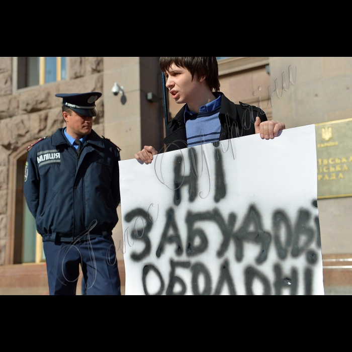 Біля КМДА  представники територіальної громади та протестних груп м. Києва зібралися на Київське віче, під час якого запропонують депутатам Київської міської ради саморозпуститися після 2 червня, а також завітають «на чай» до голови Київської міської державної адміністрації Олександра Попова для того, щоб переконати останнього піти у відставку добровільно.  На Київському віче буде також оприлюднено чергові махінації щодо привласнення майна київської громади, винесені на сесію Київської міськради 17 квітня, викриті зловживання в Київському зоопарку, висвітлена ситуація з поточними гарячими забудовними точками та розглянуті інші наболілі питання міста. Планується театралізоване дійство.