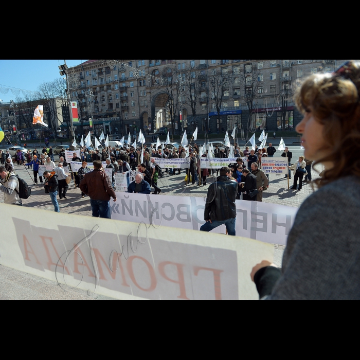 Біля КМДА  представники територіальної громади та протестних груп м. Києва зібралися на Київське віче, під час якого запропонують депутатам Київської міської ради саморозпуститися після 2 червня, а також завітають «на чай» до голови Київської міської державної адміністрації Олександра Попова для того, щоб переконати останнього піти у відставку добровільно.  На Київському віче буде також оприлюднено чергові махінації щодо привласнення майна київської громади, винесені на сесію Київської міськради 17 квітня, викриті зловживання в Київському зоопарку, висвітлена ситуація з поточними гарячими забудовними точками та розглянуті інші наболілі питання міста. Планується театралізоване дійство.