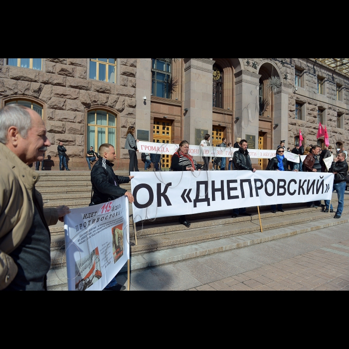 Біля КМДА  представники територіальної громади та протестних груп м. Києва зібралися на Київське віче, під час якого запропонують депутатам Київської міської ради саморозпуститися після 2 червня, а також завітають «на чай» до голови Київської міської державної адміністрації Олександра Попова для того, щоб переконати останнього піти у відставку добровільно.  На Київському віче буде також оприлюднено чергові махінації щодо привласнення майна київської громади, винесені на сесію Київської міськради 17 квітня, викриті зловживання в Київському зоопарку, висвітлена ситуація з поточними гарячими забудовними точками та розглянуті інші наболілі питання міста. Планується театралізоване дійство.