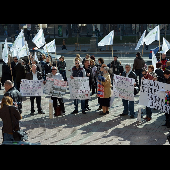 Біля КМДА відбулися Загальні збори громадян м. Києва. Питання:  зловживання монопольним становищем у сфері надання комунальних послуг з утримання будинків та прибудинкової території ЖЕКами та виробниками комунальних послуг;  зловживання чиновників органів місцевого самоврядування в сфері забезпечення права громадян м. Києва щодо отримання земельних ділянок під індивідуальне будівництво відповідно до вимог ст. 116, 121 Земельного Кодексу України; перехід територіальної громади м. Києва до  безпосереднього управління  справами. Організатори: ВОГ «Асоціація мешканців гуртожитків України», Рада організації ветеранів Деснянського району м. Києва, Асоціація захисту прав землекористувачів та землевласників, Громадянський конгрес України.