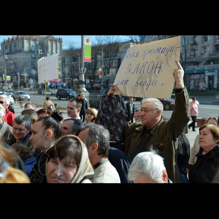 Біля КМДА відбулися Загальні збори громадян м. Києва. Питання:  зловживання монопольним становищем у сфері надання комунальних послуг з утримання будинків та прибудинкової території ЖЕКами та виробниками комунальних послуг;  зловживання чиновників органів місцевого самоврядування в сфері забезпечення права громадян м. Києва щодо отримання земельних ділянок під індивідуальне будівництво відповідно до вимог ст. 116, 121 Земельного Кодексу України; перехід територіальної громади м. Києва до  безпосереднього управління  справами. Організатори: ВОГ «Асоціація мешканців гуртожитків України», Рада організації ветеранів Деснянського району м. Києва, Асоціація захисту прав землекористувачів та землевласників, Громадянський конгрес України.