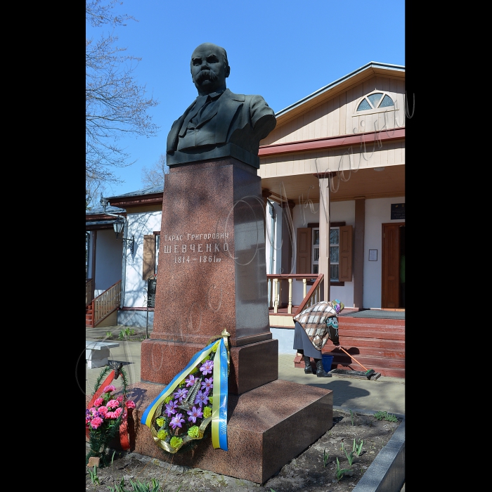 Київська область. м. Переяслав-Хмельницький. Історичні місця, пов'язані з Т.Г. Шевченком. Національний історіко-етнографічний заповідник «Переяслав», музей «Заповіту» Т. Г. Шевченка.
Директор міської гімназії Олександр Батрак.