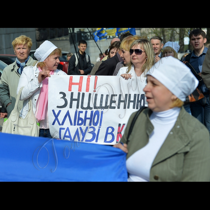 
Біля Кабінету Міністрів України Київська міська організація Всеукраїнського об'єднання 