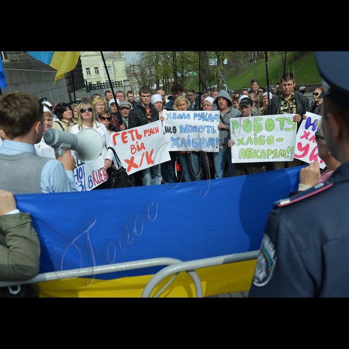 
Біля Кабінету Міністрів України Київська міська організація Всеукраїнського об'єднання 