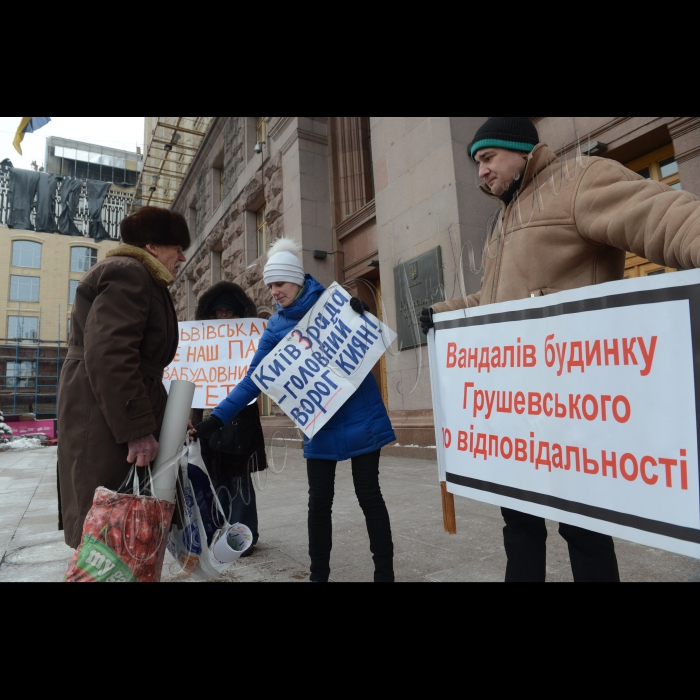 Біля Київської міської ради акція «Кличко! Захисти будинок Грушевського!». Місцеві жителі виступають проти знесення пам’ятника історії та культури – будинку голови Української Центральної Ради Михайла Грушевського, який знаходиться на вул. Саксаганського, 111. Забудовник Анатолій Войцеховський має намір втиснути на місці знесеного будинку Грушевського комерційну 25-поверхову висотку. Учасники акції вимагають накласти арешт на незаконне будівництво і скасувати незаконну приватизацію будинку Грушевського. 