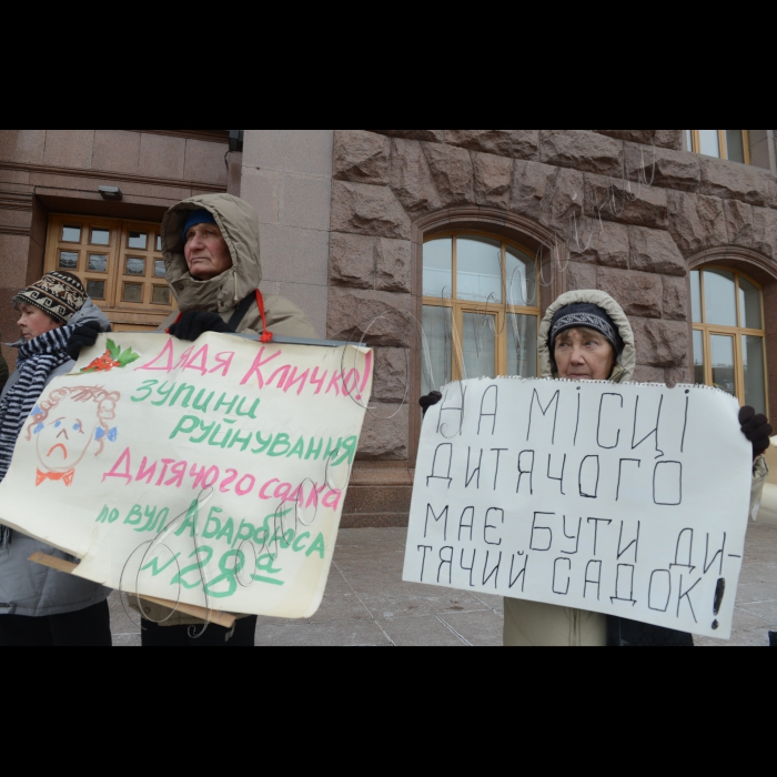 Біля Київської міської ради відбулася акція «Забудовники! Граблі геть від Голосіївського лісу!». Місцеві жителі протестували проти забудови Службою безпеки України узлісся Національного природного парку «Голосіївський». СБУ наміряється забудувати частину Голосіївського лісу на вул. Полковника Потєхіна тринадцятьма 27-поверховими комерційними висотками. Учасники акції мають намір домогтися зустрічі з Київським міським головою Віталієм Кличком