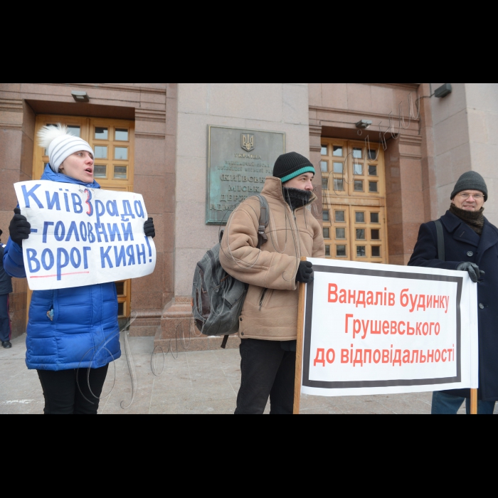 Біля Київської міської ради акція «Кличко! Захисти будинок Грушевського!». Місцеві жителі виступають проти знесення пам’ятника історії та культури – будинку голови Української Центральної Ради Михайла Грушевського, який знаходиться на вул. Саксаганського, 111. Забудовник Анатолій Войцеховський має намір втиснути на місці знесеного будинку Грушевського комерційну 25-поверхову висотку. Учасники акції вимагають накласти арешт на незаконне будівництво і скасувати незаконну приватизацію будинку Грушевського. 