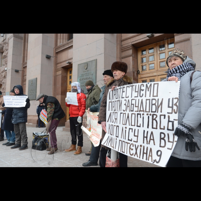 Біля Київської міської ради відбулася акція «Забудовники! Граблі геть від Голосіївського лісу!». Місцеві жителі протестували проти забудови Службою безпеки України узлісся Національного природного парку «Голосіївський». СБУ наміряється забудувати частину Голосіївського лісу на вул. Полковника Потєхіна тринадцятьма 27-поверховими комерційними висотками. Учасники акції мають намір домогтися зустрічі з Київським міським головою Віталієм Кличком