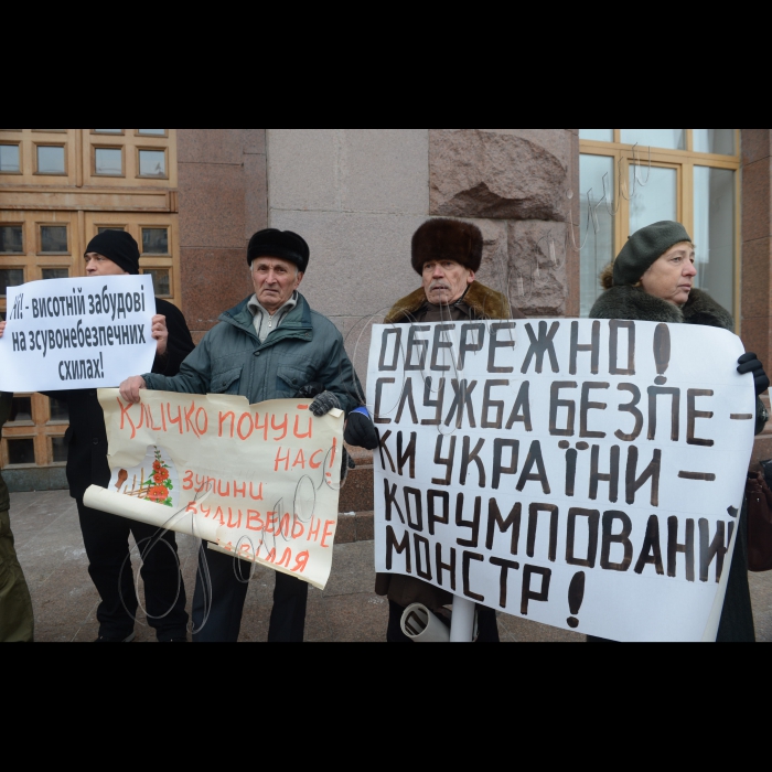 Біля Київської міської ради відбулася акція «Забудовники! Граблі геть від Голосіївського лісу!». Місцеві жителі протестували проти забудови Службою безпеки України узлісся Національного природного парку «Голосіївський». СБУ наміряється забудувати частину Голосіївського лісу на вул. Полковника Потєхіна тринадцятьма 27-поверховими комерційними висотками. Учасники акції мають намір домогтися зустрічі з Київським міським головою Віталієм Кличком