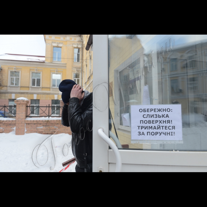 Біля Господарського суду міста Києва відбулася акція протесту обманутих інвесторів ЖК «Приозерний», які протестували проти банкрутства ТОВ «Градострой». У разі банкрутства ТОВ «Градострой» понад 400 сімей, які придбали квартири у багатоповерхівці за адресою м.Київ, вул. Здолбунівська, 13, будуть позбавлені законно придбаного житла, на яке вони очікують близько 10 років» 