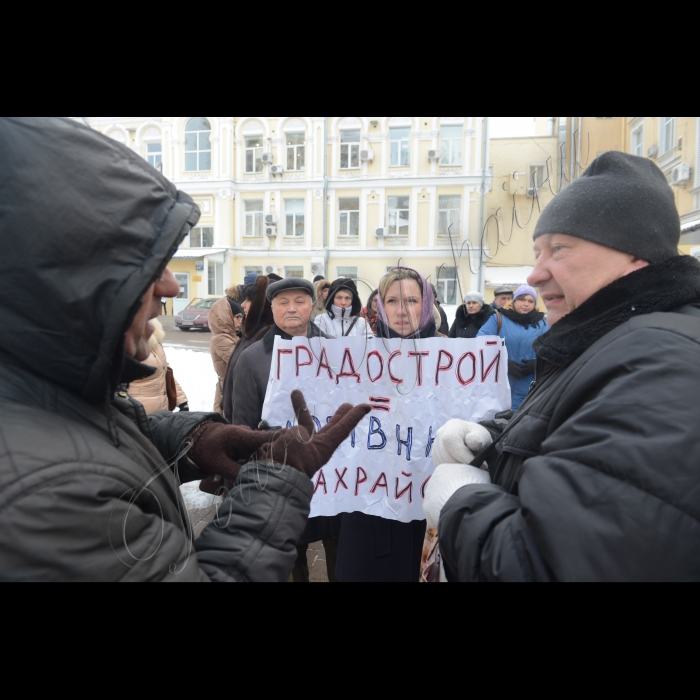 Біля Господарського суду міста Києва відбулася акція протесту обманутих інвесторів ЖК «Приозерний», які протестували проти банкрутства ТОВ «Градострой». У разі банкрутства ТОВ «Градострой» понад 400 сімей, які придбали квартири у багатоповерхівці за адресою м.Київ, вул. Здолбунівська, 13, будуть позбавлені законно придбаного житла, на яке вони очікують близько 10 років» 