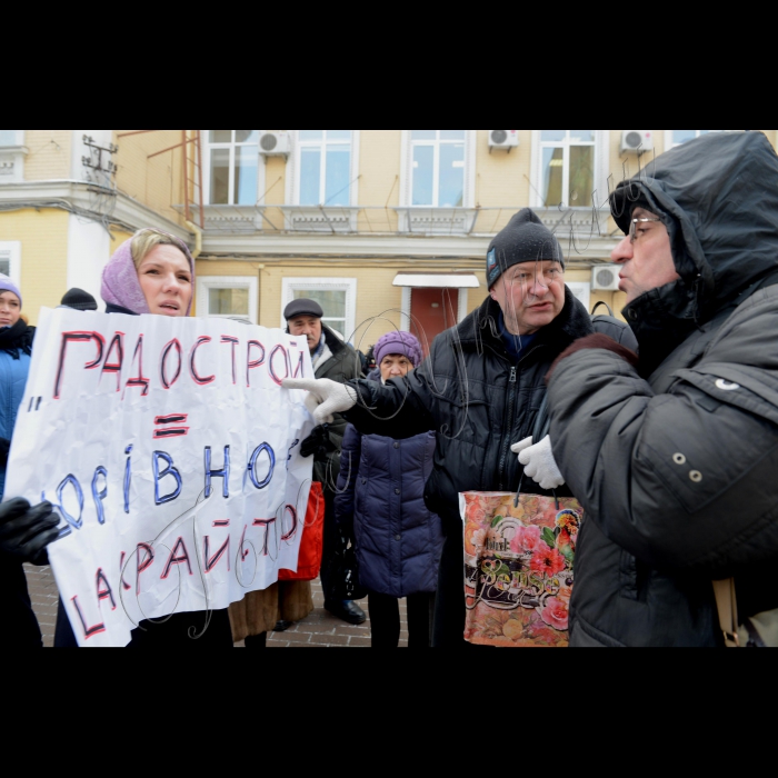 Біля Господарського суду міста Києва відбулася акція протесту обманутих інвесторів ЖК «Приозерний», які протестували проти банкрутства ТОВ «Градострой». У разі банкрутства ТОВ «Градострой» понад 400 сімей, які придбали квартири у багатоповерхівці за адресою м.Київ, вул. Здолбунівська, 13, будуть позбавлені законно придбаного житла, на яке вони очікують близько 10 років» 