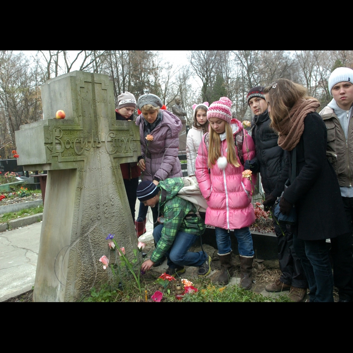 У день 23-ї річниці перепоховання Василя Стуса, Юрія Литвина, Олекси Тихого 19 листопада 1989 року на Байковому цвинтарі в Києві школярики з Броварської школи та кияни поклали квіти до могили Василя Стуса