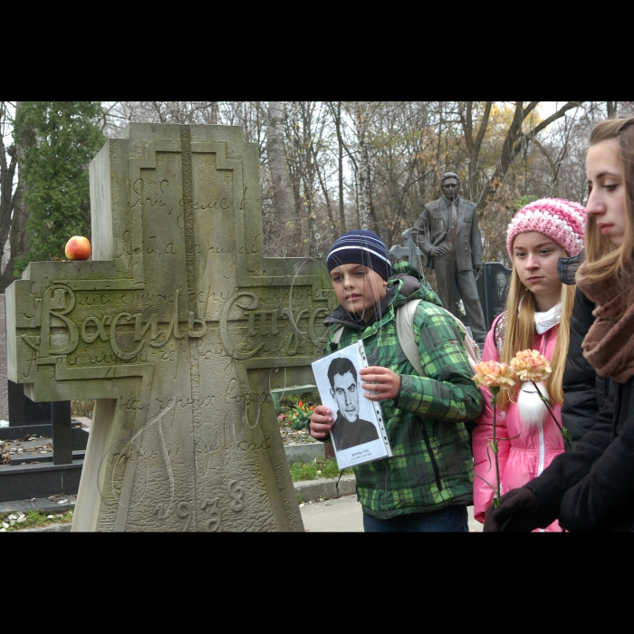 У день 23-ї річниці перепоховання Василя Стуса, Юрія Литвина, Олекси Тихого 19 листопада 1989 року на Байковому цвинтарі в Києві школярики з Броварської школи та кияни поклали квіти до могили Василя Стуса