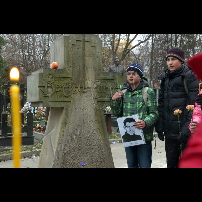 У день 23-ї річниці перепоховання Василя Стуса, Юрія Литвина, Олекси Тихого 19 листопада 1989 року на Байковому цвинтарі в Києві школярики з Броварської школи та кияни поклали квіти до могили Василя Стуса