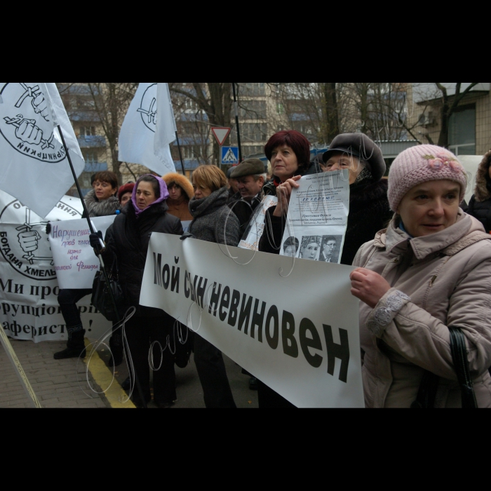 Біля Генпрокуратури України відбувся пікет на підтримку невинно засуджених. Зокрема, Миколи Сливоцького (31 рік), який вже 9 років відбуває покарання в Бердичівській ВК № 70. Організатор - проект 