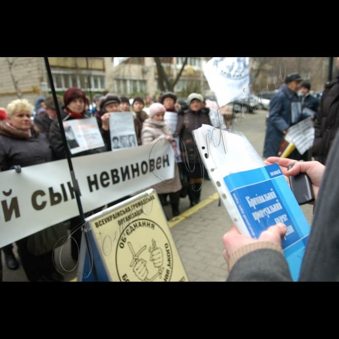 Біля Генпрокуратури України відбувся пікет на підтримку невинно засуджених. Зокрема, Миколи Сливоцького (31 рік), який вже 9 років відбуває покарання в Бердичівській ВК № 70. Організатор - проект 