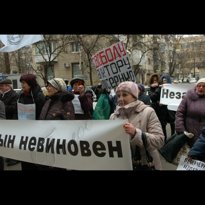 Біля Генпрокуратури України відбувся пікет на підтримку невинно засуджених. Зокрема, Миколи Сливоцького (31 рік), який вже 9 років відбуває покарання в Бердичівській ВК № 70. Організатор - проект 