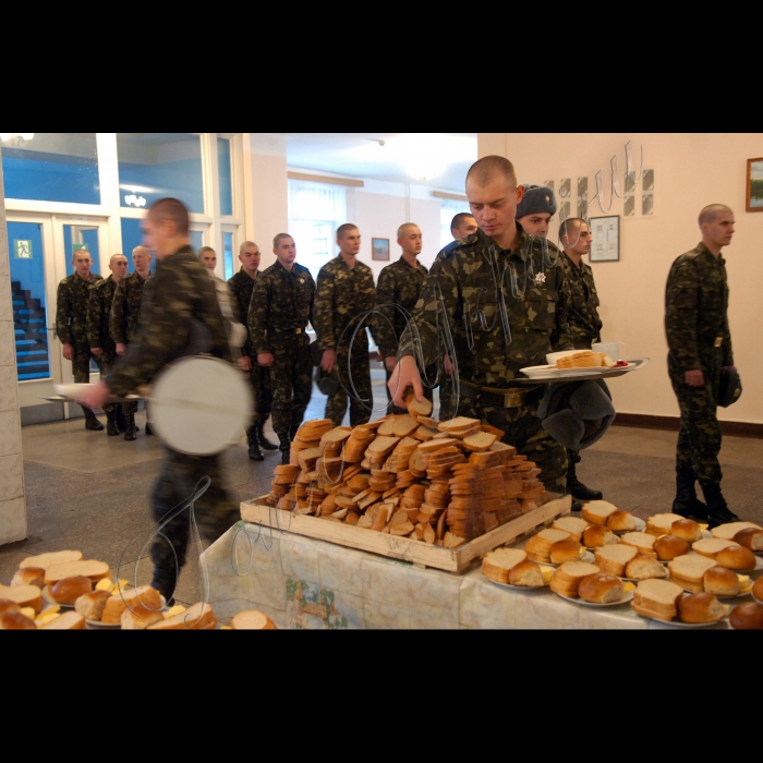 Окремий полк Президента України відкрив двері для представників засобів масової інформації до 21-ї річниці Збройних Сил України. 
В програмі заходу: показові виступи роти почесної варти зі зброєю, бійців спецпризначення з елементами  рукопашного бою, дефіле військового оркестру, демонстрація зразків стрілецької зброї та бойової техніки, частування солдатською кашею; презентація оновленої версії офіційного веб-порталу Міністерства оборони України. 
