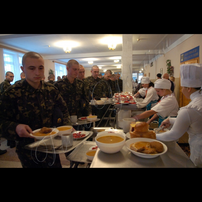 Окремий полк Президента України відкрив двері для представників засобів масової інформації до 21-ї річниці Збройних Сил України. 
В програмі заходу: показові виступи роти почесної варти зі зброєю, бійців спецпризначення з елементами  рукопашного бою, дефіле військового оркестру, демонстрація зразків стрілецької зброї та бойової техніки, частування солдатською кашею; презентація оновленої версії офіційного веб-порталу Міністерства оборони України. 
