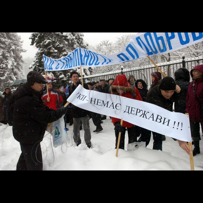 Біля  будівлі Кабінету Міністрів України профспілка працівників НАН України, Інститут проблем безпеки атомних енергостанцій, відомі вчені та  громадські діячі провели  масову  загальноакадемічну  акцію протесту.  Основна вимога до влади:  виконання  раніше досягнутих домовленостей щодо обсягу фінансування науки  у проекті Держбюджету  на 2013 рік. По закінченню мітингу учасники пройдуть колонами до Верховної Ради України.