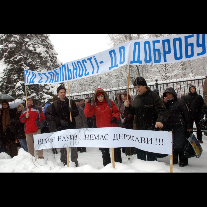 Біля  будівлі Кабінету Міністрів України профспілка працівників НАН України, Інститут проблем безпеки атомних енергостанцій, відомі вчені та  громадські діячі провели  масову  загальноакадемічну  акцію протесту.  Основна вимога до влади:  виконання  раніше досягнутих домовленостей щодо обсягу фінансування науки  у проекті Держбюджету  на 2013 рік. По закінченню мітингу учасники пройдуть колонами до Верховної Ради України.