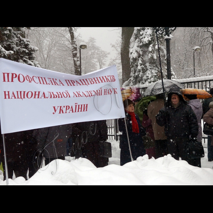 Біля  будівлі Кабінету Міністрів України профспілка працівників НАН України, Інститут проблем безпеки атомних енергостанцій, відомі вчені та  громадські діячі провели  масову  загальноакадемічну  акцію протесту.  Основна вимога до влади:  виконання  раніше досягнутих домовленостей щодо обсягу фінансування науки  у проекті Держбюджету  на 2013 рік. По закінченню мітингу учасники пройдуть колонами до Верховної Ради України.