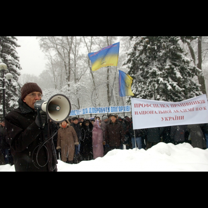 Біля  будівлі Кабінету Міністрів України профспілка працівників НАН України, Інститут проблем безпеки атомних енергостанцій, відомі вчені та  громадські діячі провели  масову  загальноакадемічну  акцію протесту.  Основна вимога до влади:  виконання  раніше досягнутих домовленостей щодо обсягу фінансування науки  у проекті Держбюджету  на 2013 рік. По закінченню мітингу учасники пройдуть колонами до Верховної Ради України.