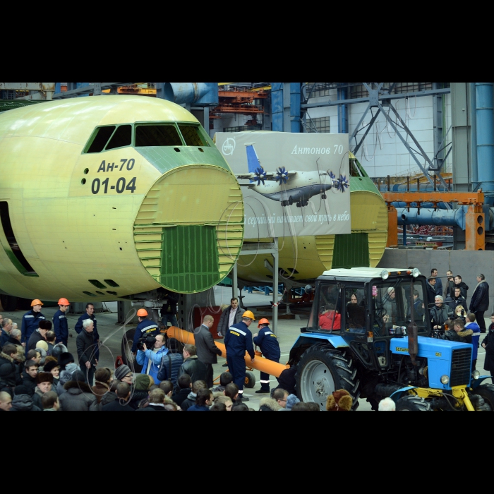 Прем’єр-міністр України Микола Азаров ознайомився з перебігом виробництва літака Ан-70 на Державному підприємстві «АНТОНОВ».