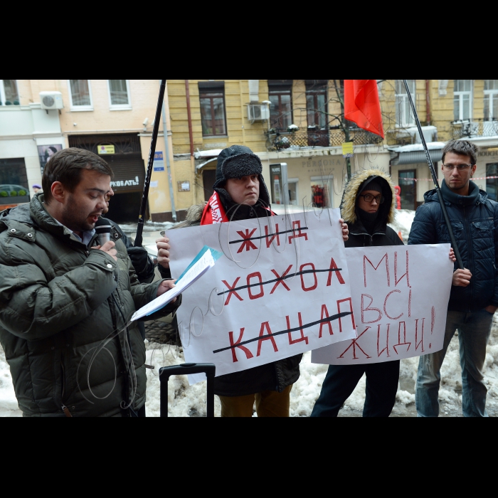 Активісти Об’єднання «Боротьба» пікетували Міністерство юстиції України (вул. Городецького, 13). Акція організована на знак протесту проти ганебних дій чиновників цієї державної установи, які цинічно узаконюють антисемітські висловлювання українських нацистів.