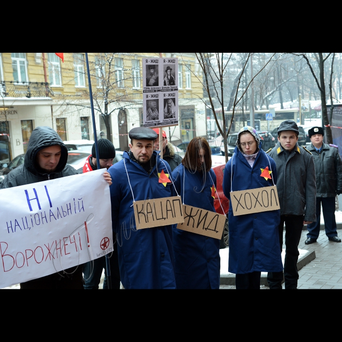 Активісти Об’єднання «Боротьба» пікетували Міністерство юстиції України (вул. Городецького, 13). Акція організована на знак протесту проти ганебних дій чиновників цієї державної установи, які цинічно узаконюють антисемітські висловлювання українських нацистів.