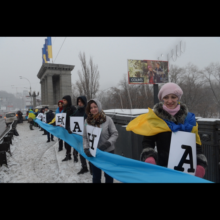 Акція «Живий ланцюг соборності».
22 січня 2016 р. о 8.00 на Мосту Патона відбулася акція «Живий ланцюг соборності», присвячена Дню Соборності України. Під час акції учасники події утворили30-метровий державний прапор.
