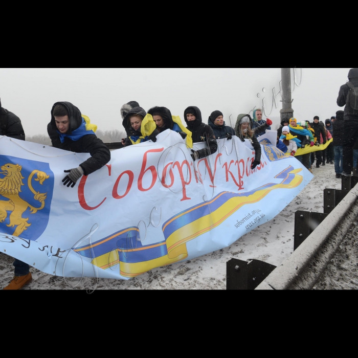 Акція «Живий ланцюг соборності».
22 січня 2016 р. о 8.00 на Мосту Патона відбулася акція «Живий ланцюг соборності», присвячена Дню Соборності України. Під час акції учасники події утворили30-метровий державний прапор.
