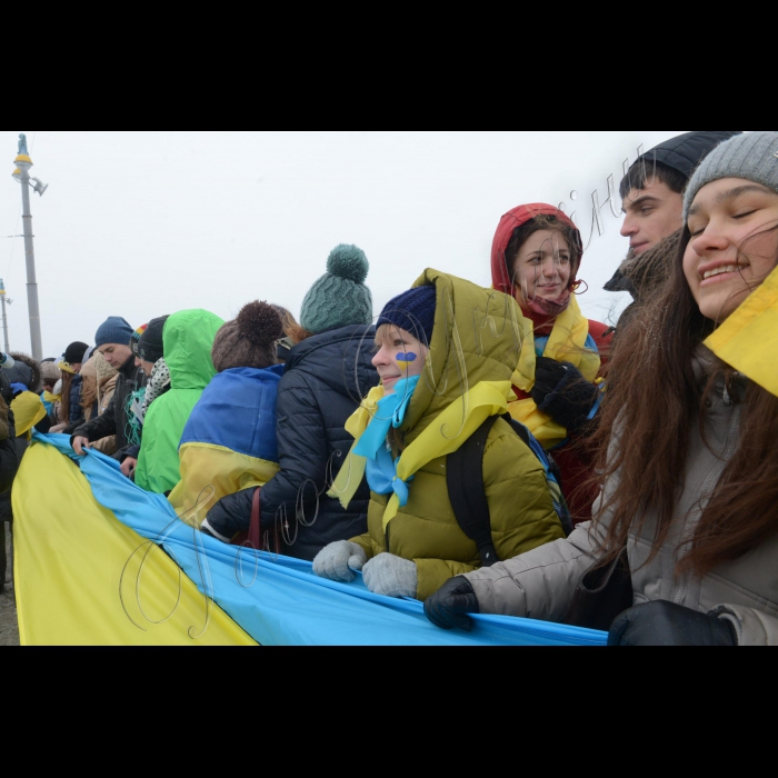 Акція «Живий ланцюг соборності».
22 січня 2016 р. о 8.00 на Мосту Патона відбулася акція «Живий ланцюг соборності», присвячена Дню Соборності України. Під час акції учасники події утворили30-метровий державний прапор.
