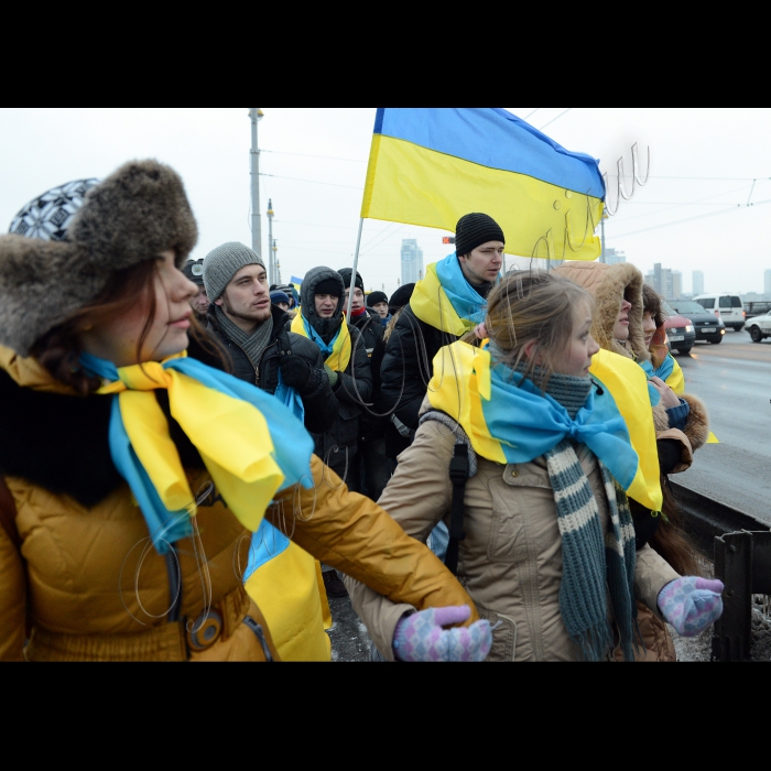 Київ. Святкування Дня Соборності. На мосту Патона до Дня Соборності та 95-ї річниці з дня проголошення Незалежності України кияни об’єднали два береги Дніпра 