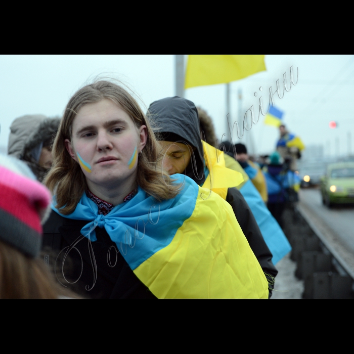 Київ. Святкування Дня Соборності. На мосту Патона до Дня Соборності та 95-ї річниці з дня проголошення Незалежності України кияни об’єднали два береги Дніпра 