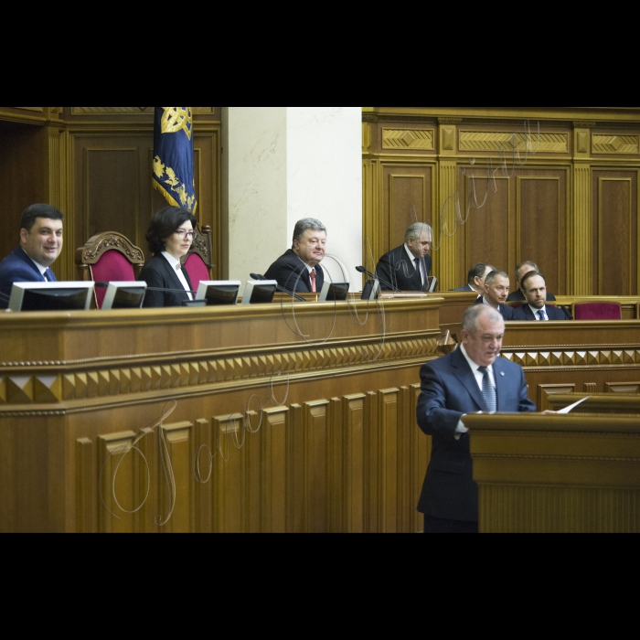 На пленарному засіданні ВР у присутності Президента України Петра Порошенка, Прем’єр-міністра України Арсенія Яценюка, представників Адміністрації Президента і Кабінету міністрів присягу склали судді Конституційного суду України.