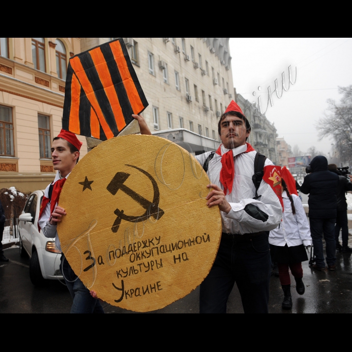 Біля Міністерства культури України відбулась акція «Поддержим оккупационную культуру на Украине», в рамках якої до Міністерства культури прийшли піонери, щоб подякувати за підтримку окупаційної культури в Україні та вручити керівництву міністерства пам’ятну нагороду. У такий спосіб громадськість висловить свій протест проти анонсованого керівництвом Мінкульту повернення артистів-рашистів на екрани. Активісти передадуть керівництву Міністерства звернення з вичерпним обґрунтуванням, чому артисти-рашисти є шкідливими для національної безпеки України.  