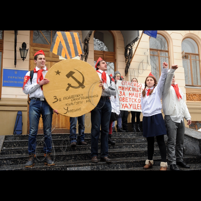 Біля Міністерства культури України відбулась акція «Поддержим оккупационную культуру на Украине», в рамках якої до Міністерства культури прийшли піонери, щоб подякувати за підтримку окупаційної культури в Україні та вручити керівництву міністерства пам’ятну нагороду. У такий спосіб громадськість висловить свій протест проти анонсованого керівництвом Мінкульту повернення артистів-рашистів на екрани. Активісти передадуть керівництву Міністерства звернення з вичерпним обґрунтуванням, чому артисти-рашисти є шкідливими для національної безпеки України.  