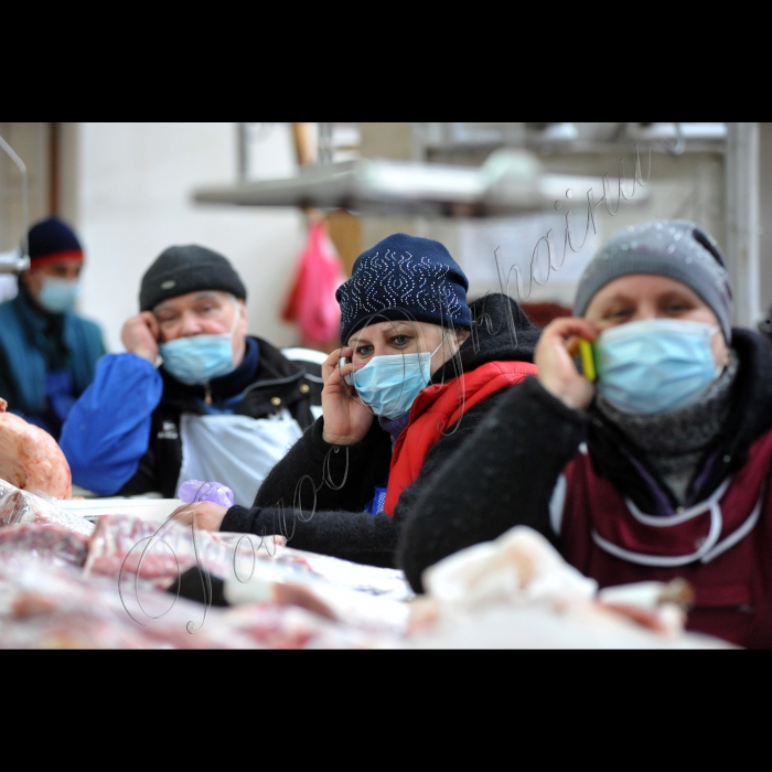 Київ. Бесарабський ринок.
Відкритий візит мобільної групи, яка моніторить дотримання протиепідемічних заходів в установах, організаціях та підприємствах міста Києва.
Київська державна міська адміністрація рекомендує ввести 