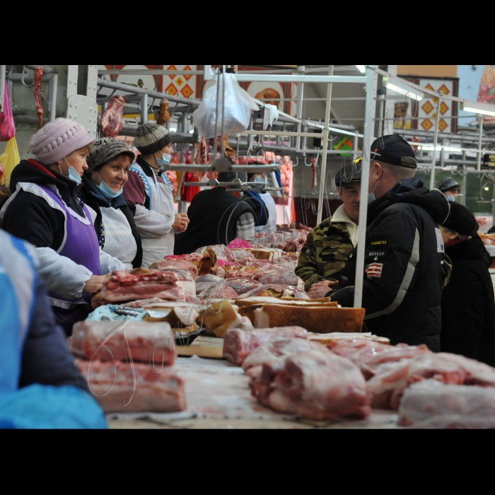 Київ. Бесарабський ринок.
Відкритий візит мобільної групи, яка моніторить дотримання протиепідемічних заходів в установах, організаціях та підприємствах міста Києва.
Київська державна міська адміністрація рекомендує ввести 