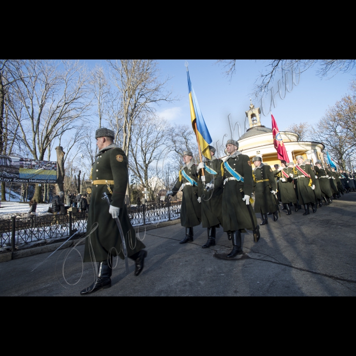 Голова ВР України Володимир Гройсман, Президент України Петро Порошенко, Прем’єр-міністр України Арсеній Яценюк, представники Кабінету міністрів, громадських організацій взяли участь у церемоні покладання квітів до Пам’ятногоХреста Героям Крут