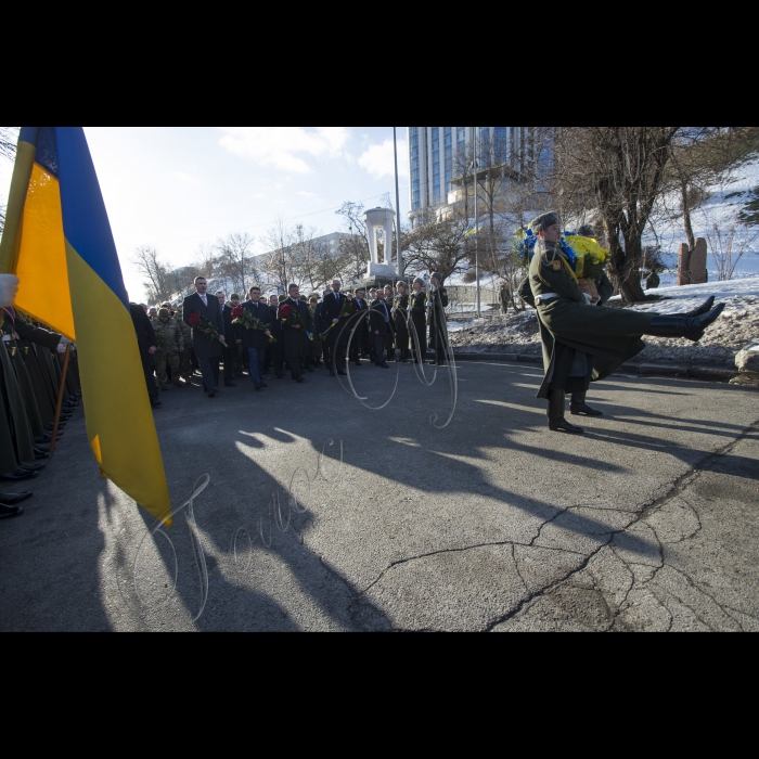 Голова ВР України Володимир Гройсман, Президент України Петро Порошенко, Прем’єр-міністр України Арсеній Яценюк, представники Кабінету міністрів, громадських організацій взяли участь у церемоні покладання квітів до Пам’ятногоХреста Героям Крут