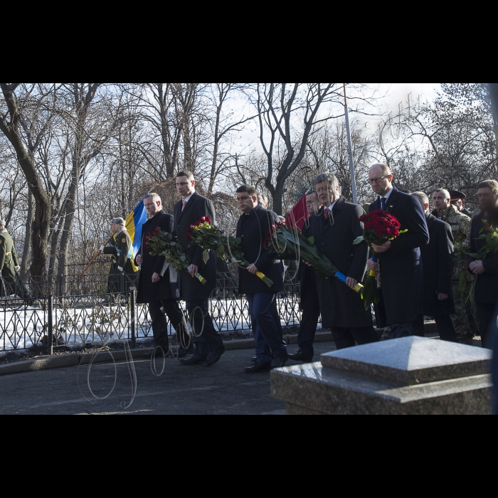 Голова ВР України Володимир Гройсман, Президент України Петро Порошенко, Прем’єр-міністр України Арсеній Яценюк, представники Кабінету міністрів, громадських організацій взяли участь у церемоні покладання квітів до Пам’ятногоХреста Героям Крут