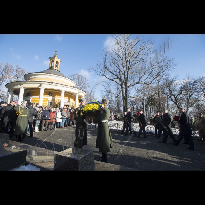 Голова ВР України Володимир Гройсман, Президент України Петро Порошенко, Прем’єр-міністр України Арсеній Яценюк, представники Кабінету міністрів, громадських організацій взяли участь у церемоні покладання квітів до Пам’ятногоХреста Героям Крут