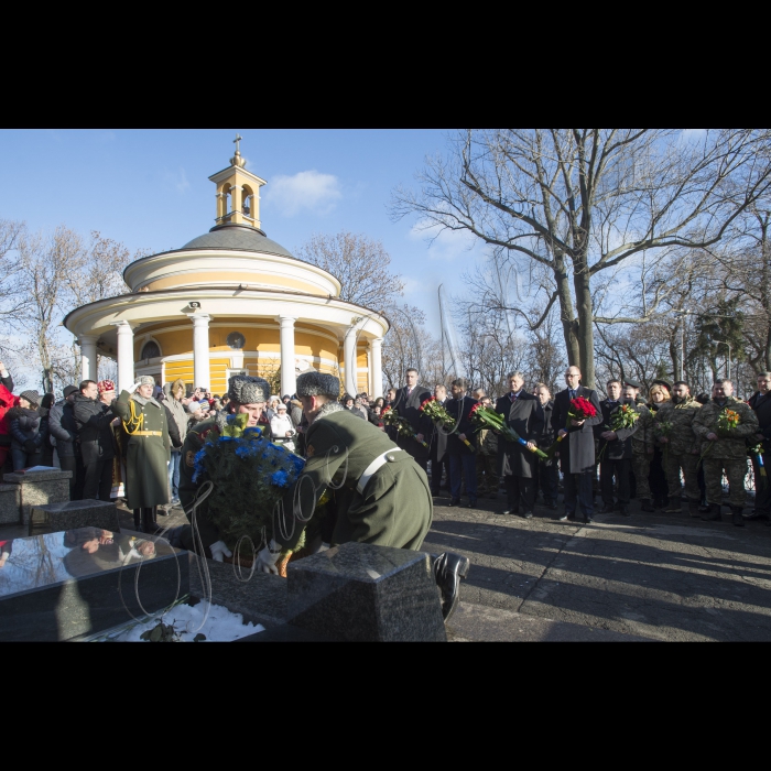 Голова ВР України Володимир Гройсман, Президент України Петро Порошенко, Прем’єр-міністр України Арсеній Яценюк, представники Кабінету міністрів, громадських організацій взяли участь у церемоні покладання квітів до Пам’ятногоХреста Героям Крут