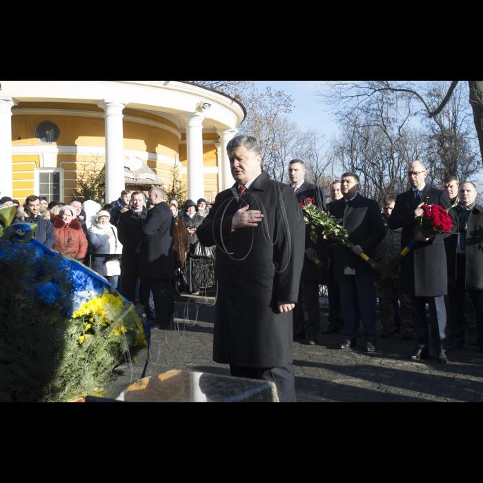 Голова ВР України Володимир Гройсман, Президент України Петро Порошенко, Прем’єр-міністр України Арсеній Яценюк, представники Кабінету міністрів, громадських організацій взяли участь у церемоні покладання квітів до Пам’ятногоХреста Героям Крут