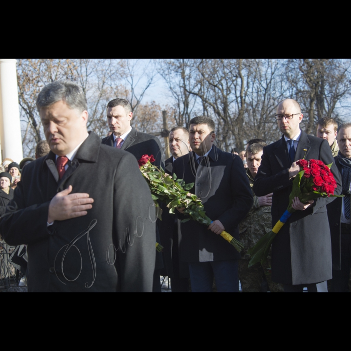 Голова ВР України Володимир Гройсман, Президент України Петро Порошенко, Прем’єр-міністр України Арсеній Яценюк, представники Кабінету міністрів, громадських організацій взяли участь у церемоні покладання квітів до Пам’ятногоХреста Героям Крут